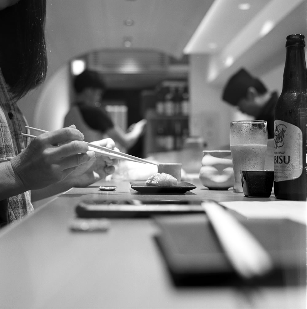 立食い鮨 鮨川、ここは素晴らしい立食い鮨でした｜ROLLEIFLEX 3.5F + Rolleinar 1 Bay II + Kentmere 400