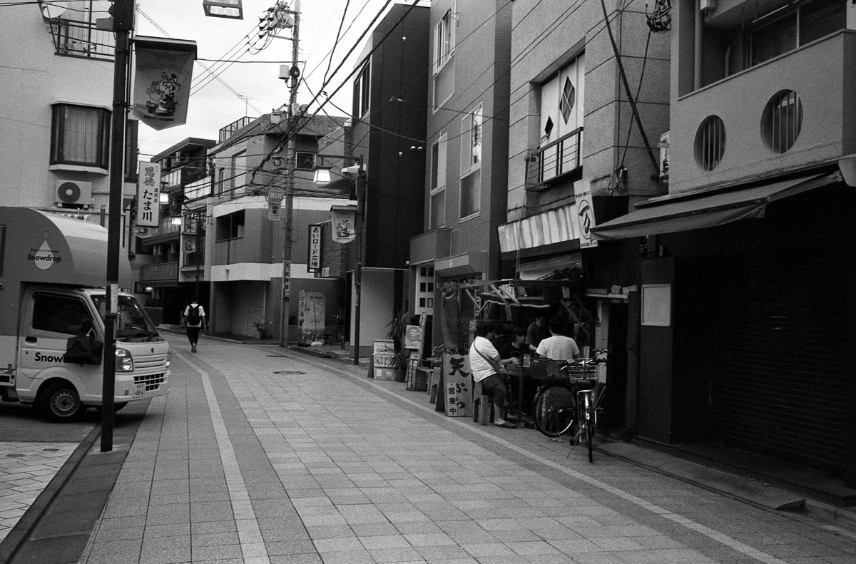 新井薬師の商店街を歩きます｜Leica M3 + Summicron 35mm f/2 Goggles + Marix 400