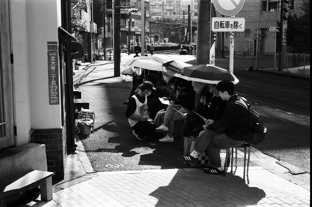 もうすぐ入店できる（ここまで2時間）｜Leica M5 + SUMMILUX-M f1.4/50mm ASPH. + Marix 400