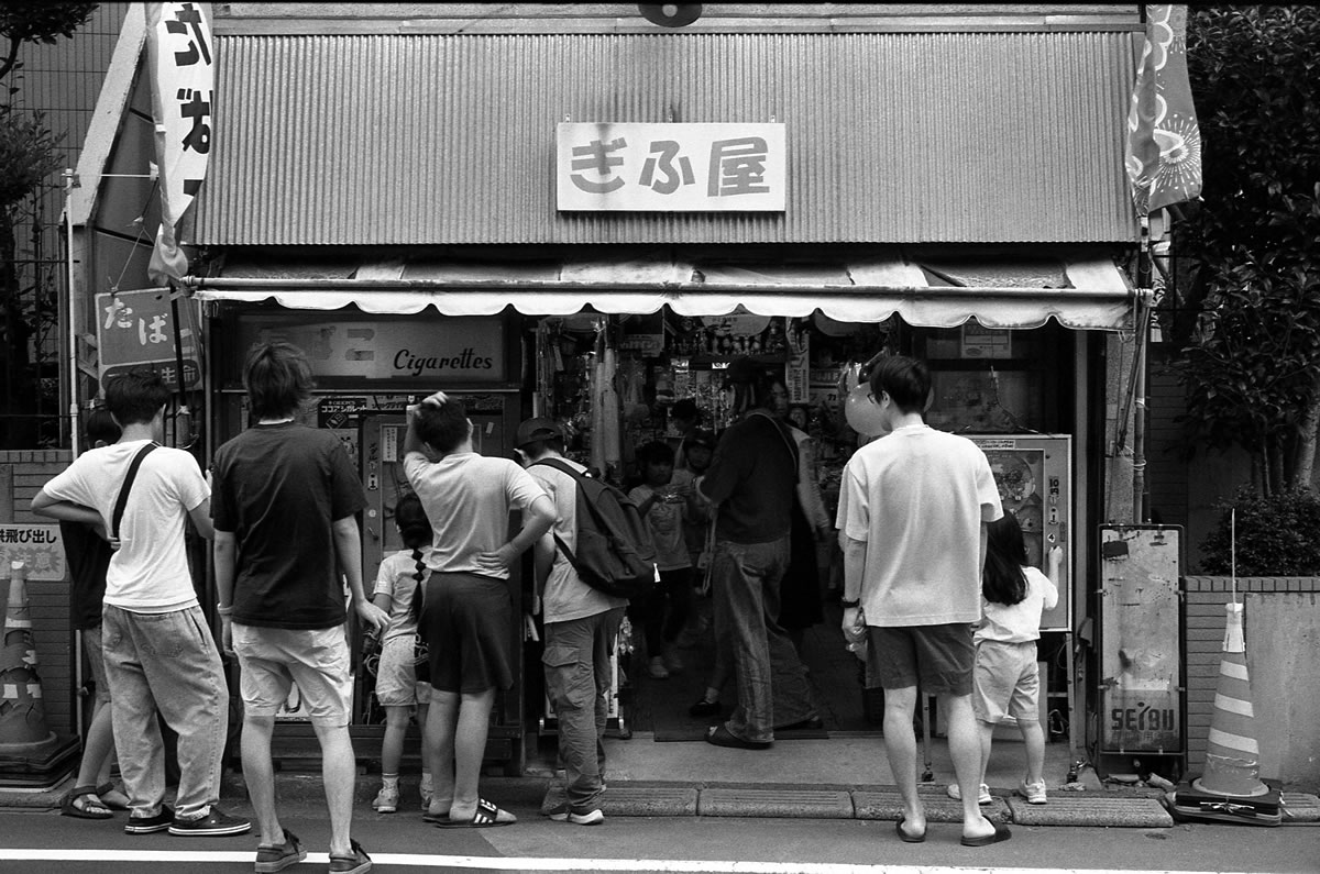 新井薬師の駄菓子屋さん｜Leica M5 + SUMMILUX-M f1.4/50mm ASPH. + Marix 400