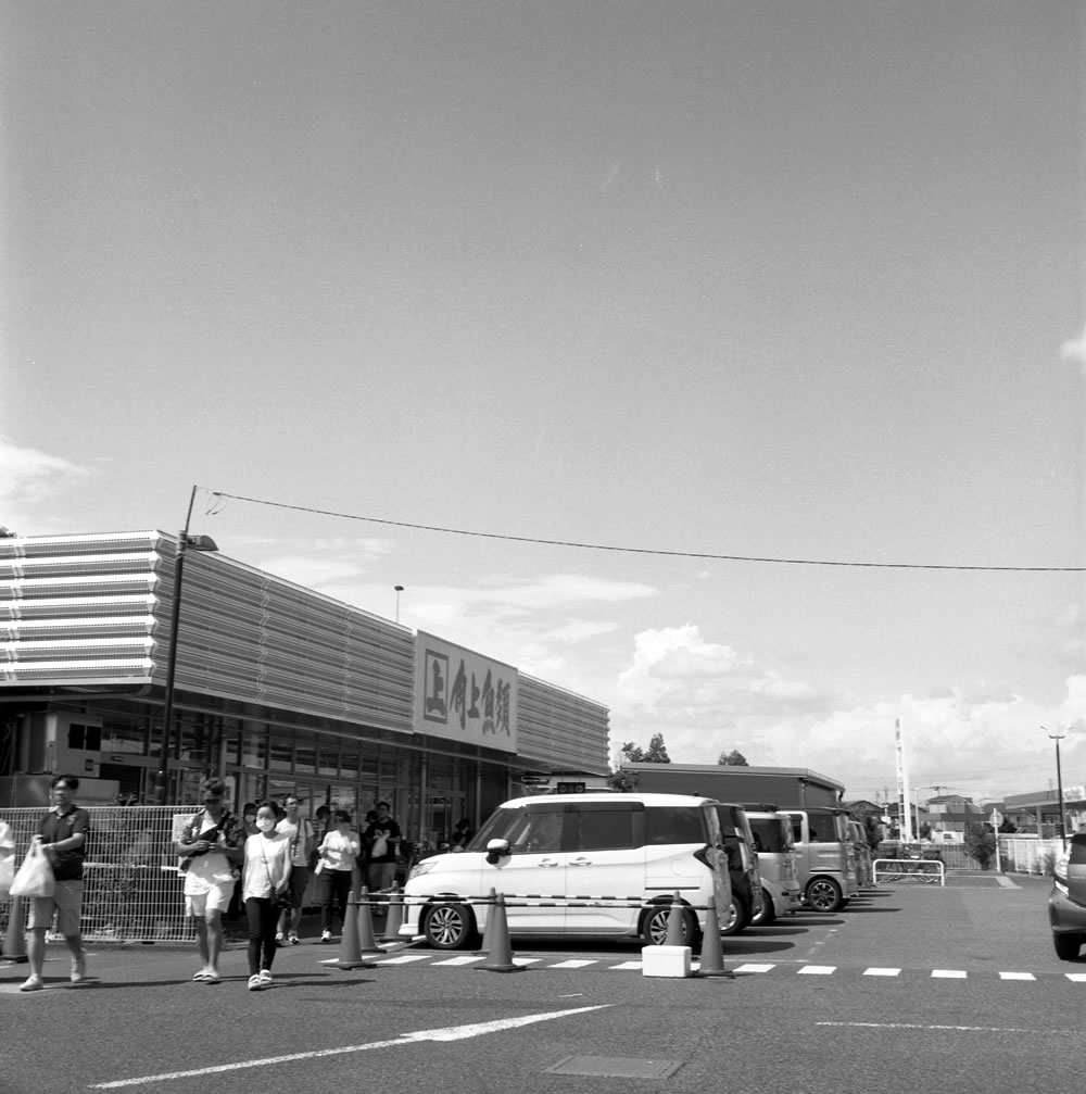 日野の角上魚類｜ROLLEIFLEX 3.5F + Kentmere 400