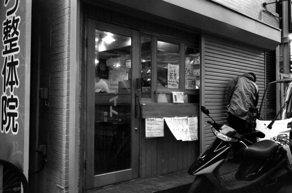 「田っくんのサテライト商店」、ちょうど開店するところでした｜Leica M3 + Summicron 35mm f/2 Goggles + Marix 400