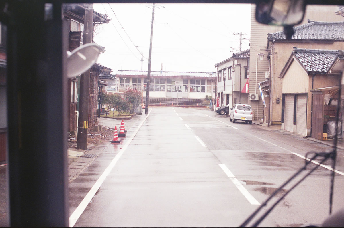 寺泊駅に到着｜Nikon F3 Limited + AI Nikkor 50mm f/1.2S + KODAK Color Plus 200