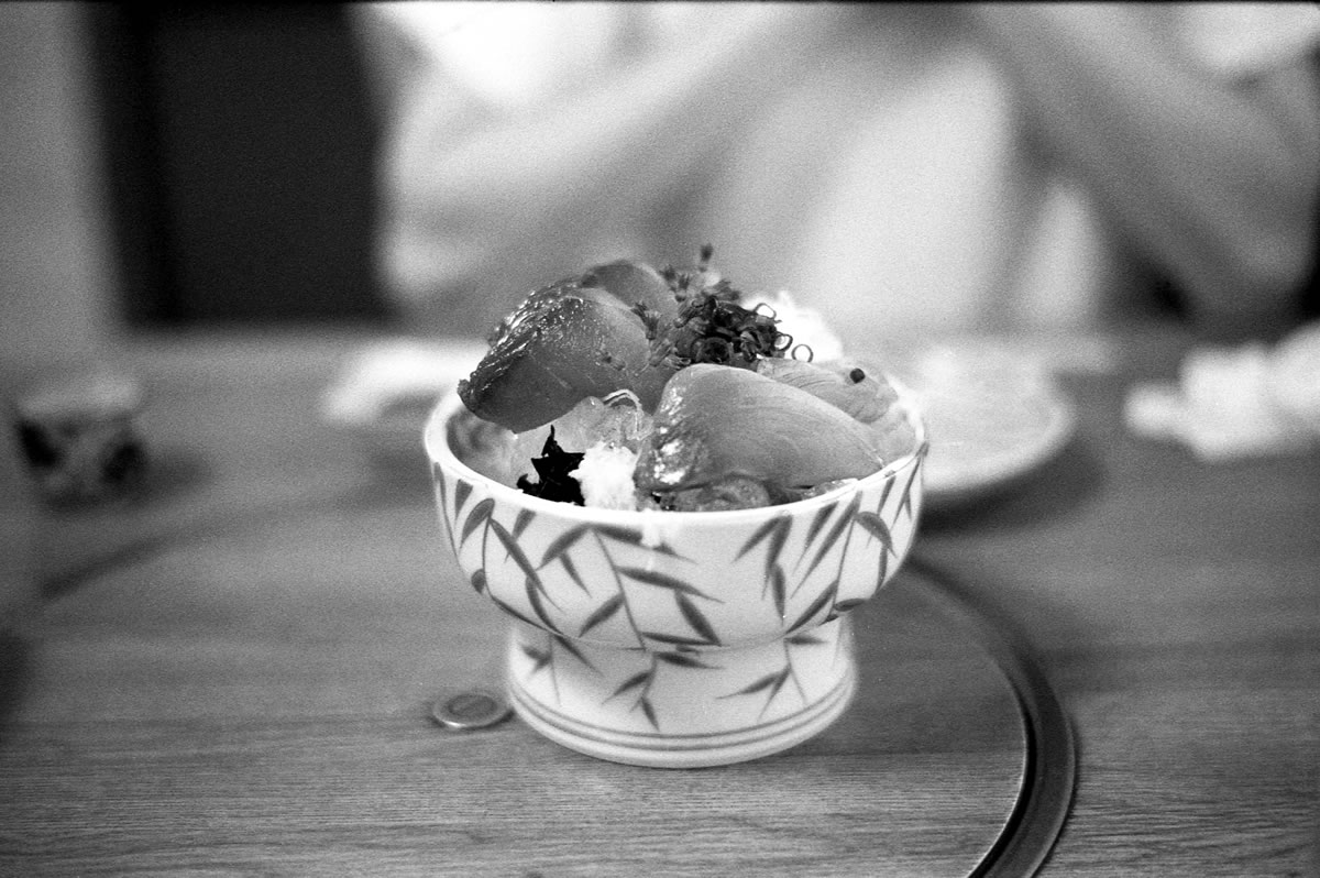 居酒屋でこんな美味しいカツオの刺身食べたことがないよ｜Leica M5 + SUMMILUX-M f1.4/50mm ASPH. + Marix 400