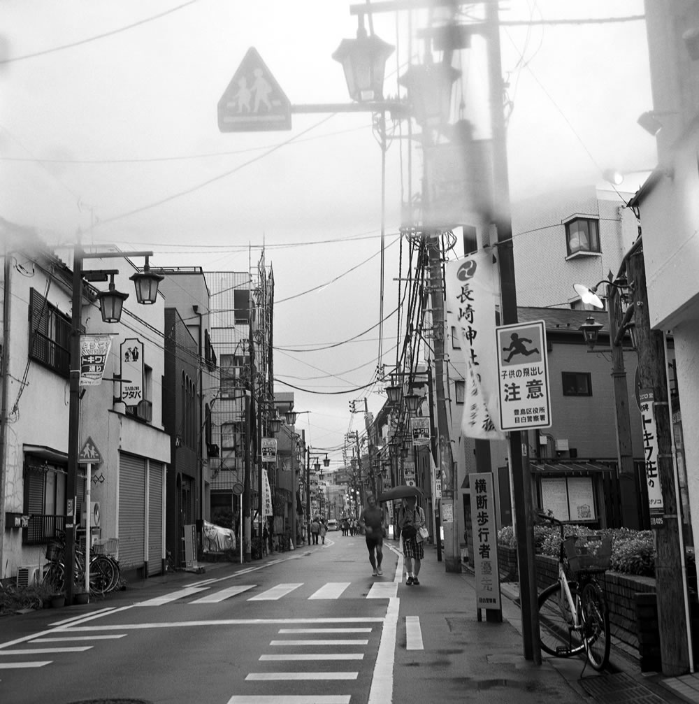 雨が強まる南長崎の商店街｜ROLLEIFLEX 3.5F + Kentmere 400