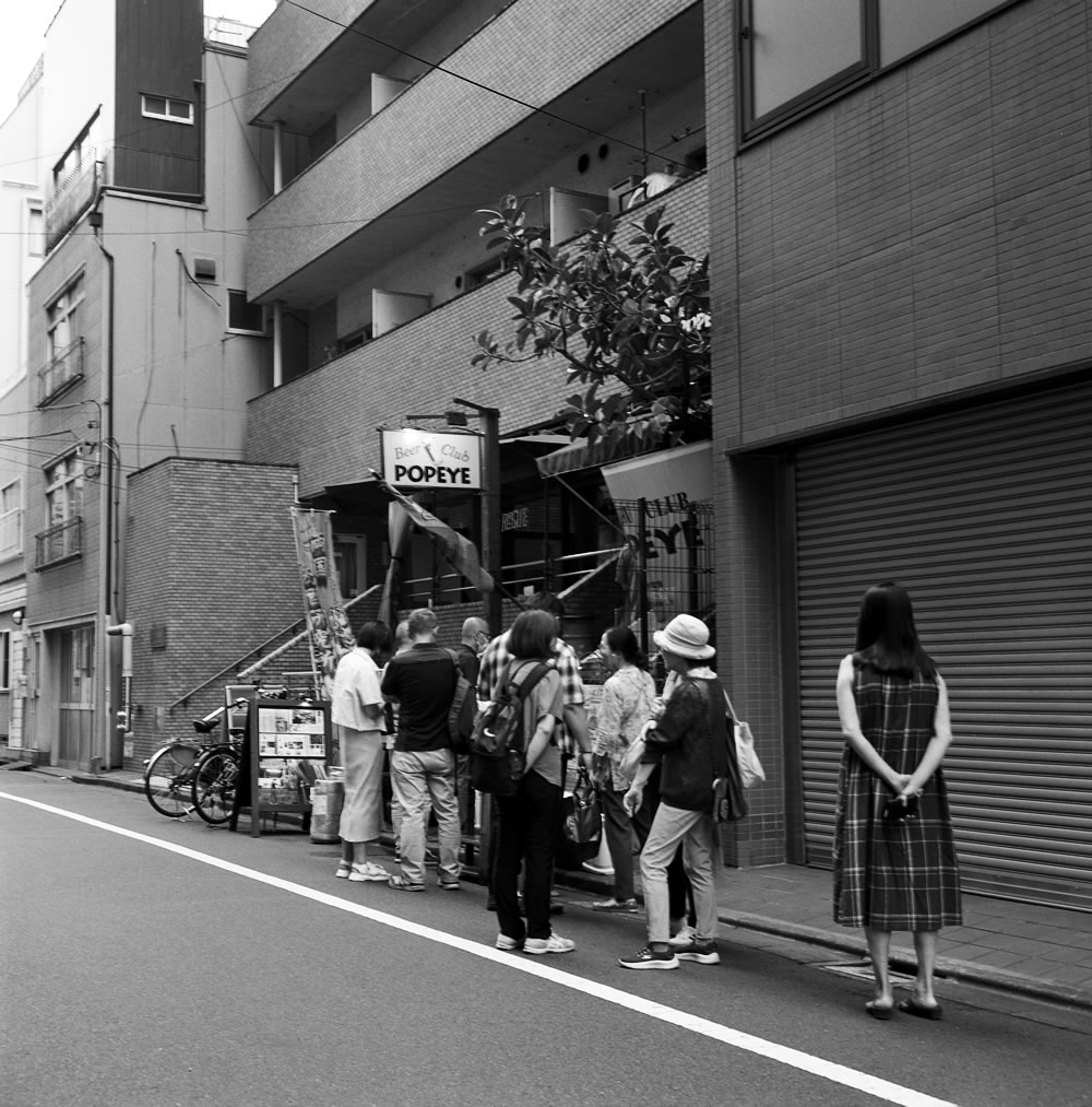 目的地のポパイは開店前から大行列｜ROLLEIFLEX 3.5F + Kentmere 400