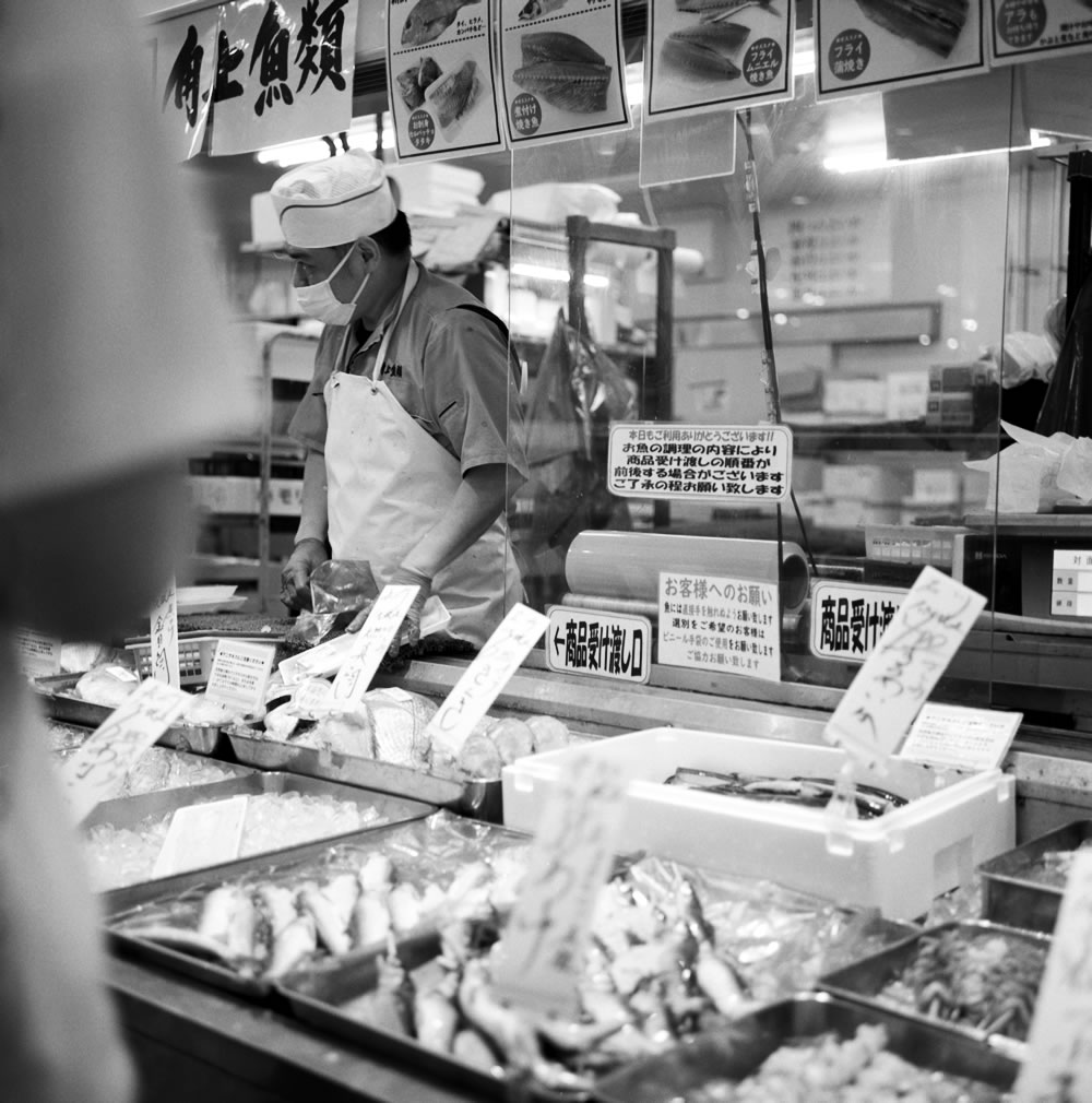 川越の角上魚類は撮影OK（他の店舗はNGなところあり）｜ROLLEIFLEX 3.5F + Kentmere 400