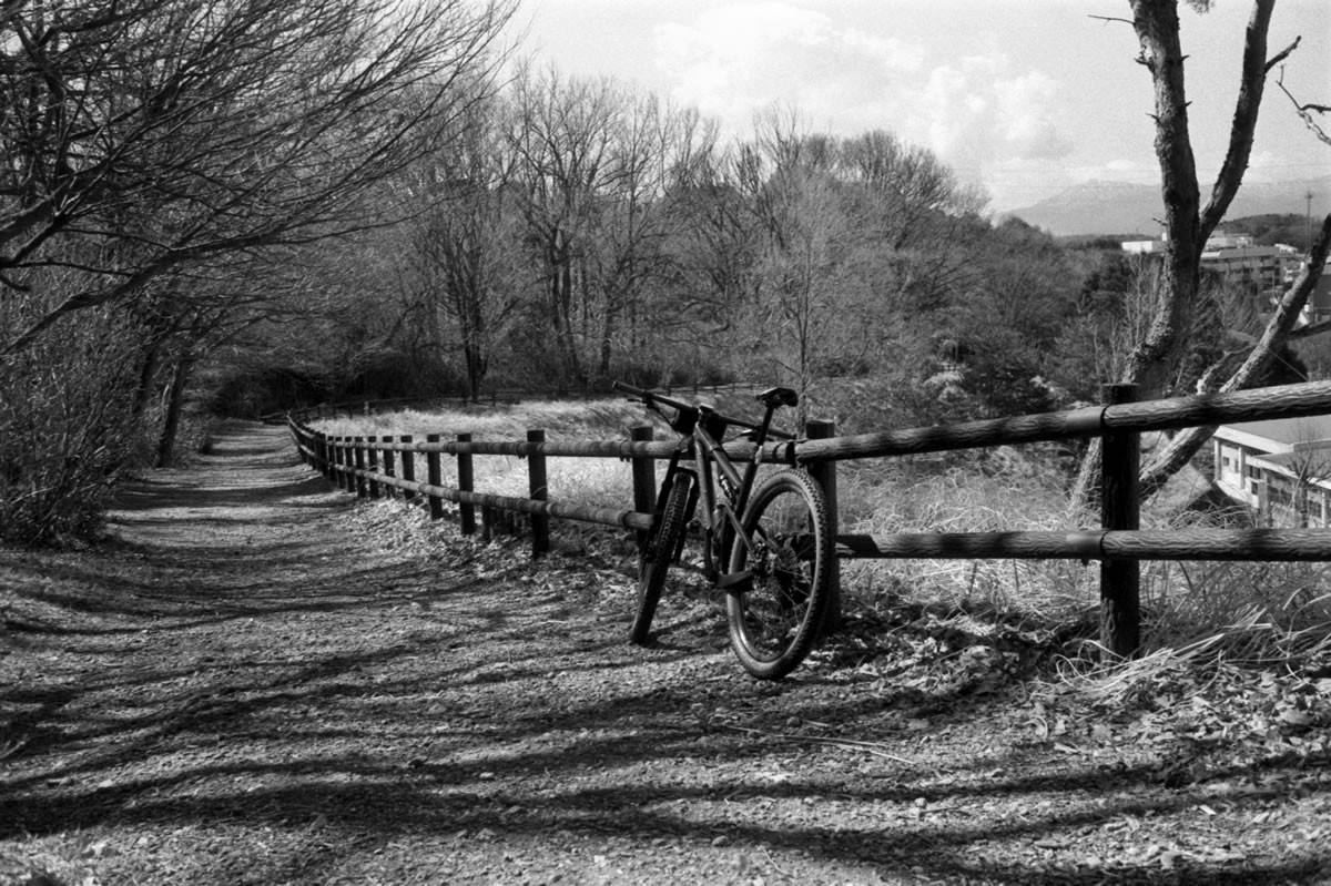 途中でグラベルを嗜むなど｜Rollei 35S + MARIX 400