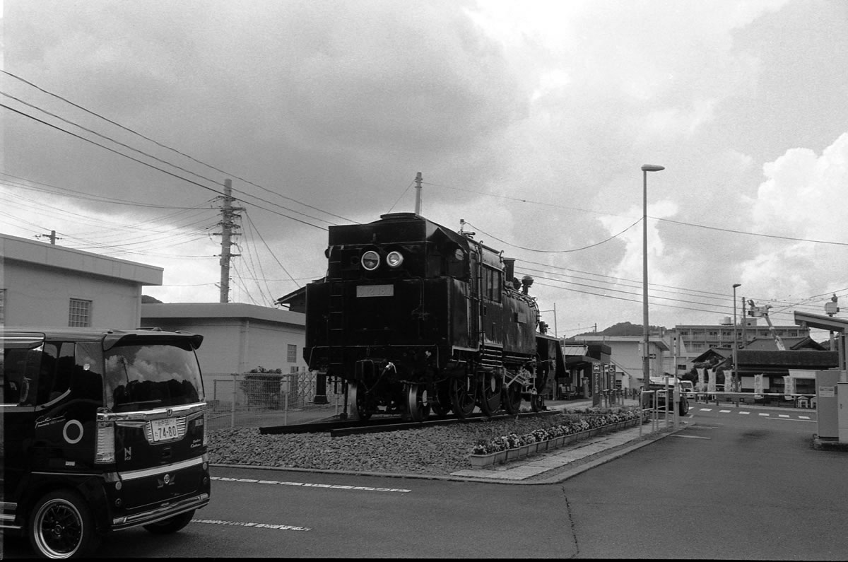 駅前に鎮座するSL｜Rollei 35S + MARIX 400