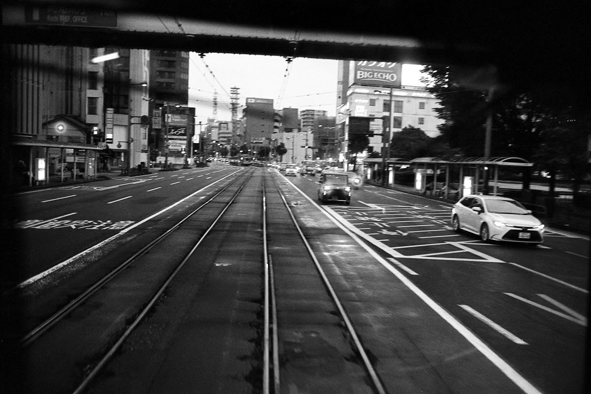 四国は路面電車が現役な街が多いそうな｜Leica M5 + Summilux 35mm f1.4 + Marix 400