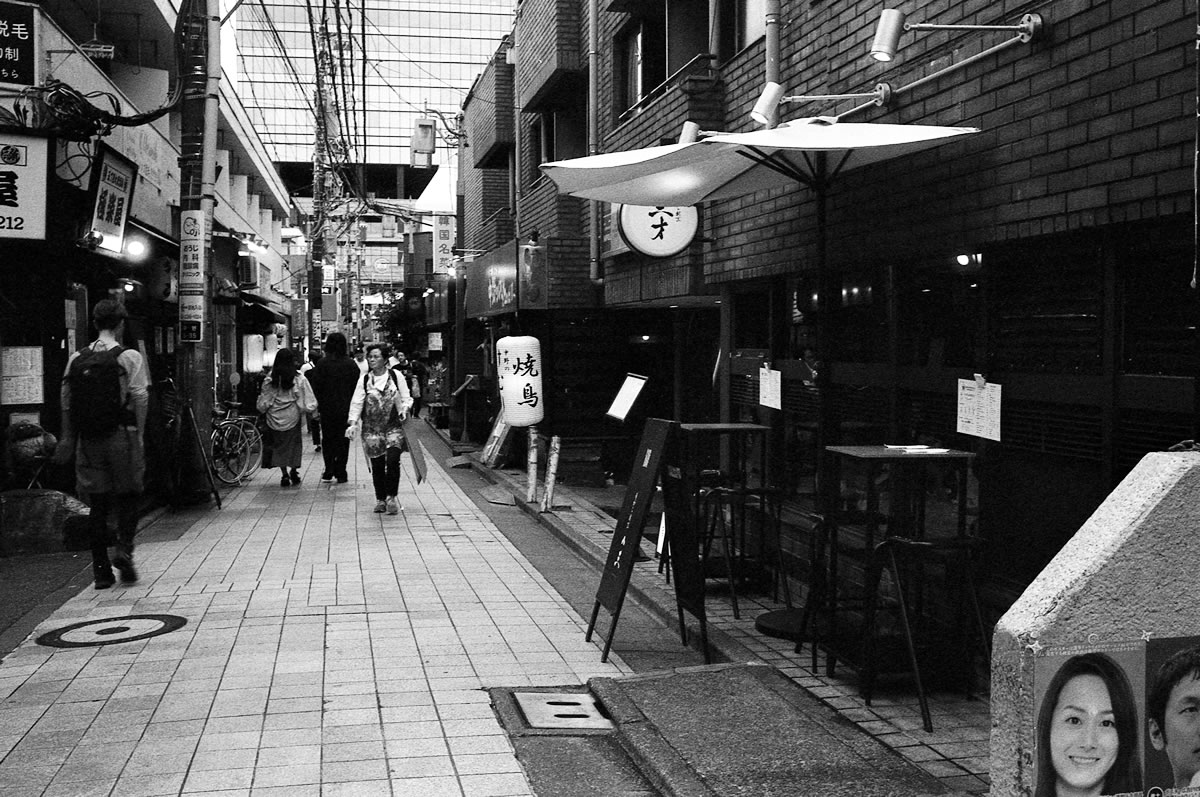 角打ち割烹 三才、日本酒飲み放題とな！？｜Leica M3 + Summicron 35mm f/2 Goggles + Marix 400