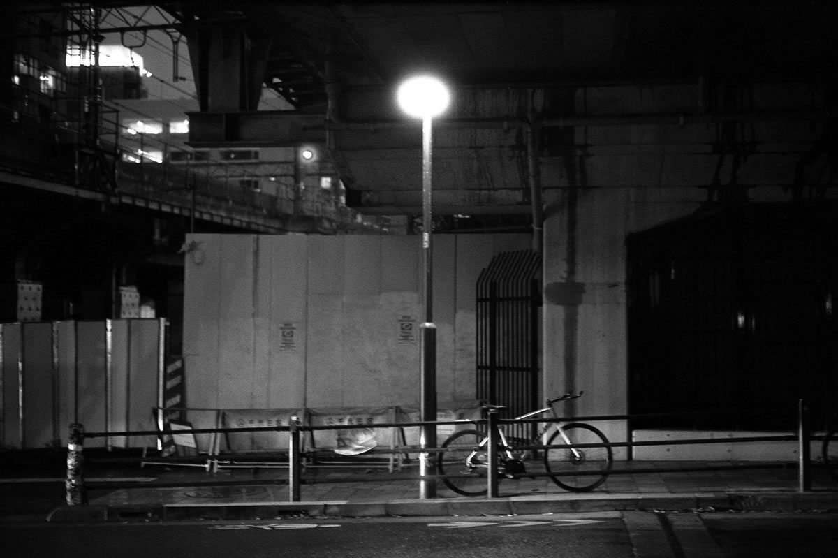 雨降る夜にフォトウォーク｜Leica M5 + SUMMILUX-M f1.4/50mm ASPH. + Marix 400