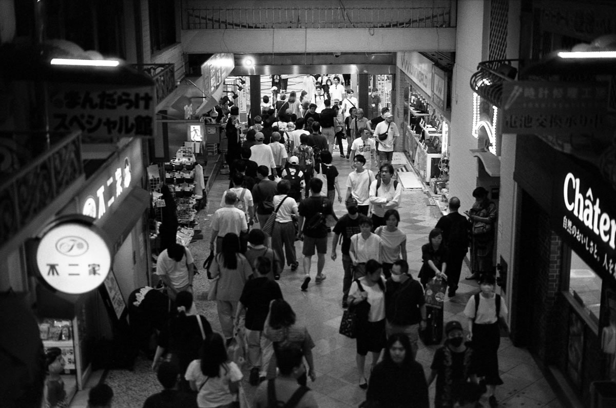 中野ブロードウェイを歩く｜Leica M5 + SUMMILUX-M f1.4/50mm ASPH. + Marix 400