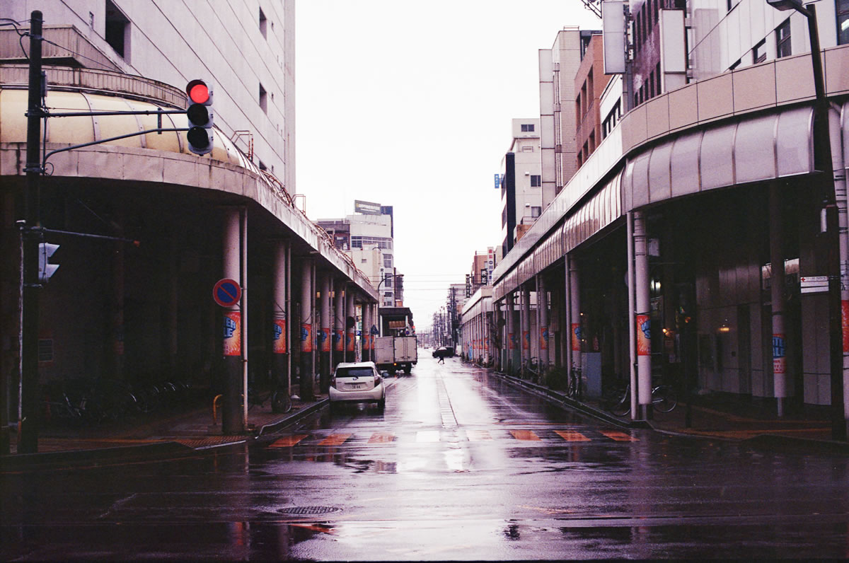 長岡の駅前、とても楽しそうだ｜Nikon F3 Limited + AI Nikkor 50mm f/1.2S + KODAK Color Plus 200