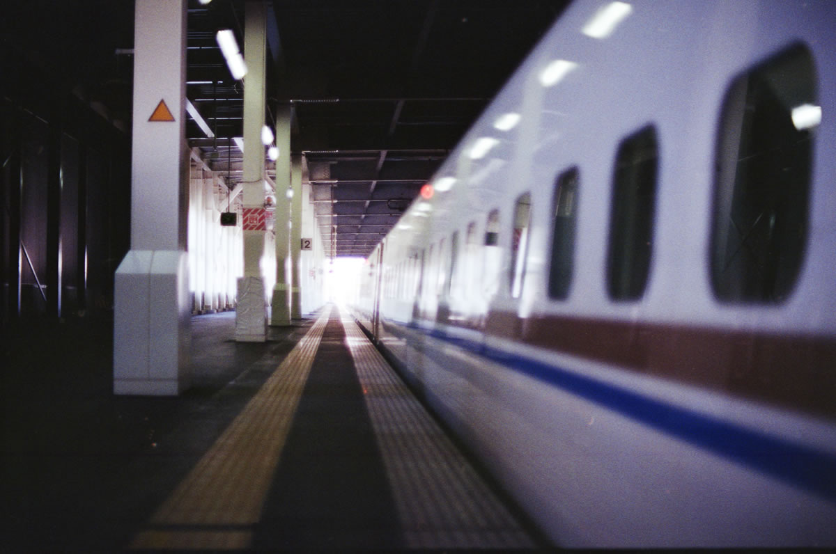 新幹線で行く目的地は雪の向こう｜Nikon F3 Limited + AI Nikkor 50mm f/1.2S + KODAK Color Plus 200