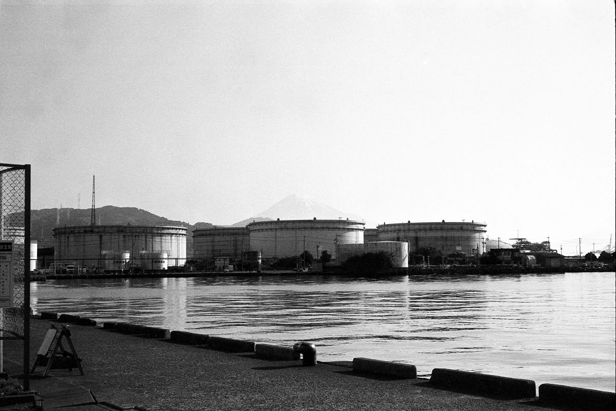 清水港から見る富士山｜Leica M5 + SUMMILUX-M f1.4/50mm ASPH. + Marix 400