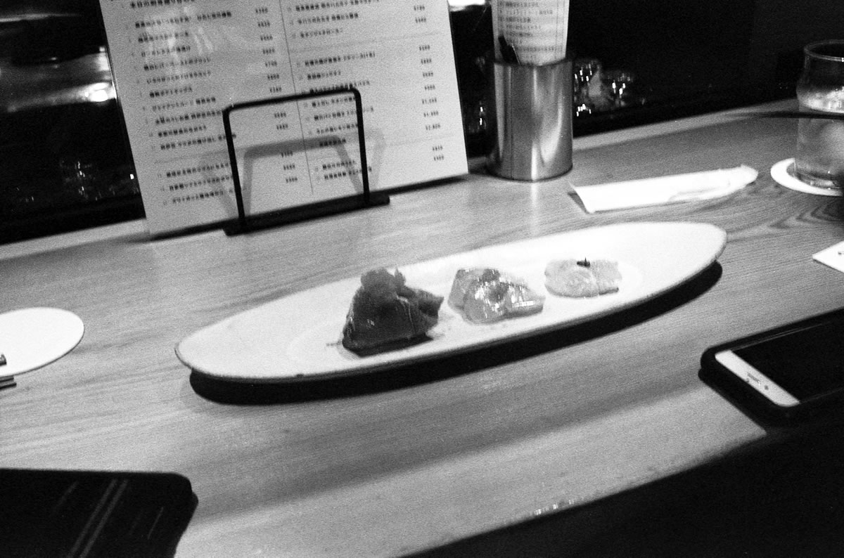 角打ち割烹 三才、料理も美味しいぞ！？｜Leica M3 + Summicron 35mm f/2 Goggles + Marix 400