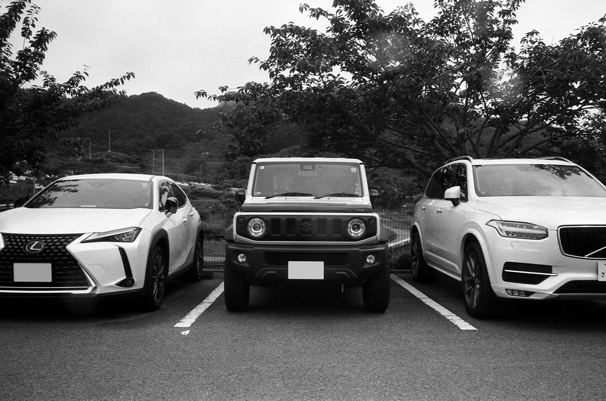 高級車に囲まれるジムニー｜Leica M5 + Summilux 35mm f1.4 + Marix 400