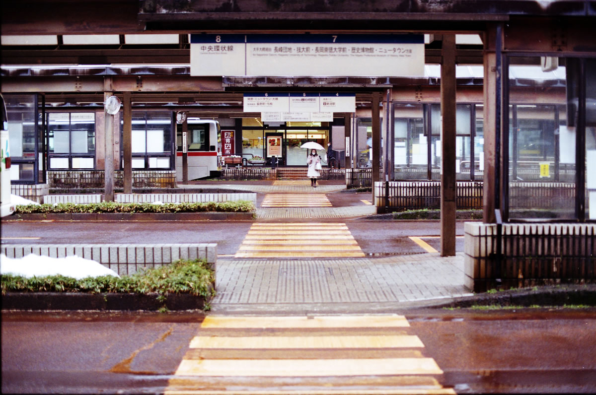 長岡駅前のバスターミナル｜Nikon F3 Limited + AI Nikkor 50mm f/1.2S + KODAK Color Plus 200