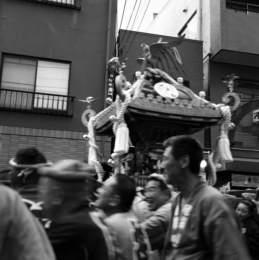 神輿を担ぐ人たち｜ROLLEIFLEX 3.5F + Kentmere 400