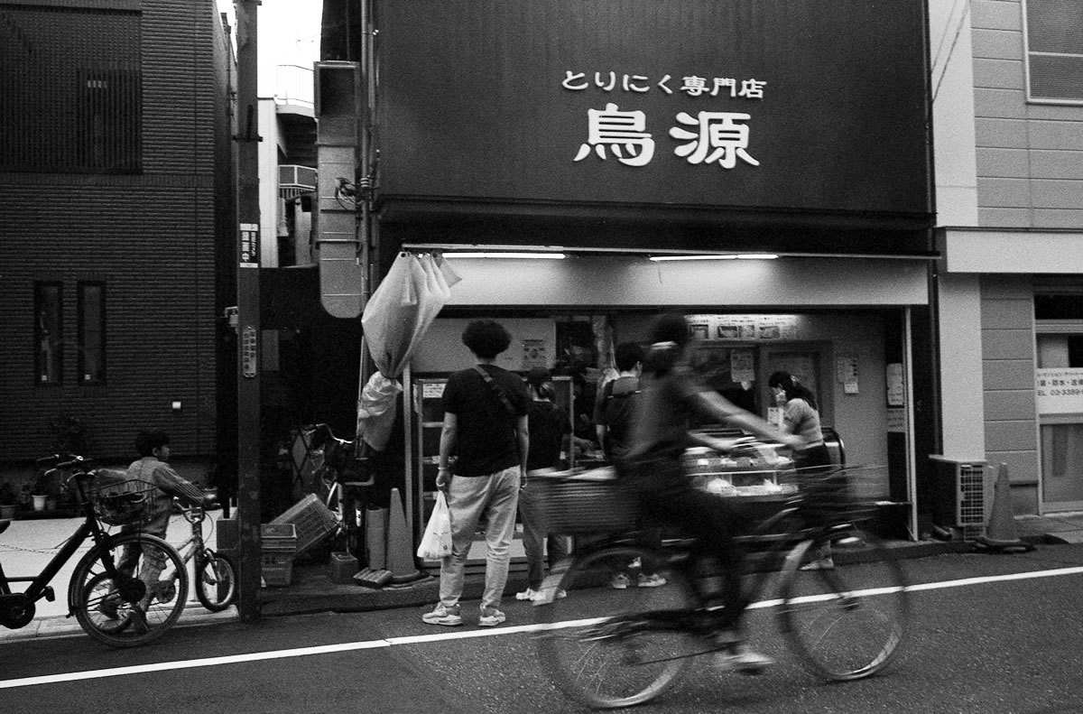 コチラの焼き鳥も美味しそう｜Leica M3 + Summicron 35mm f/2 Goggles + Marix 400