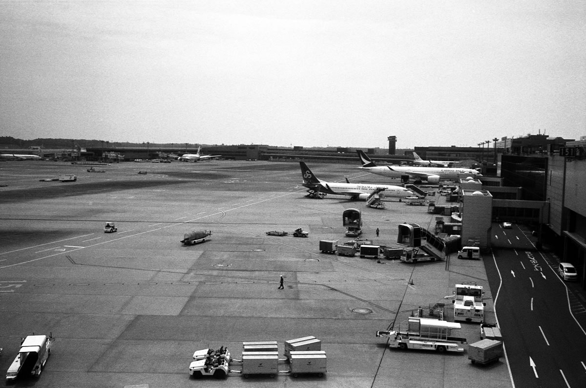 空港はいつ来ても楽しい｜Leica M5 + Summilux 35mm f1.4 + Marix 400