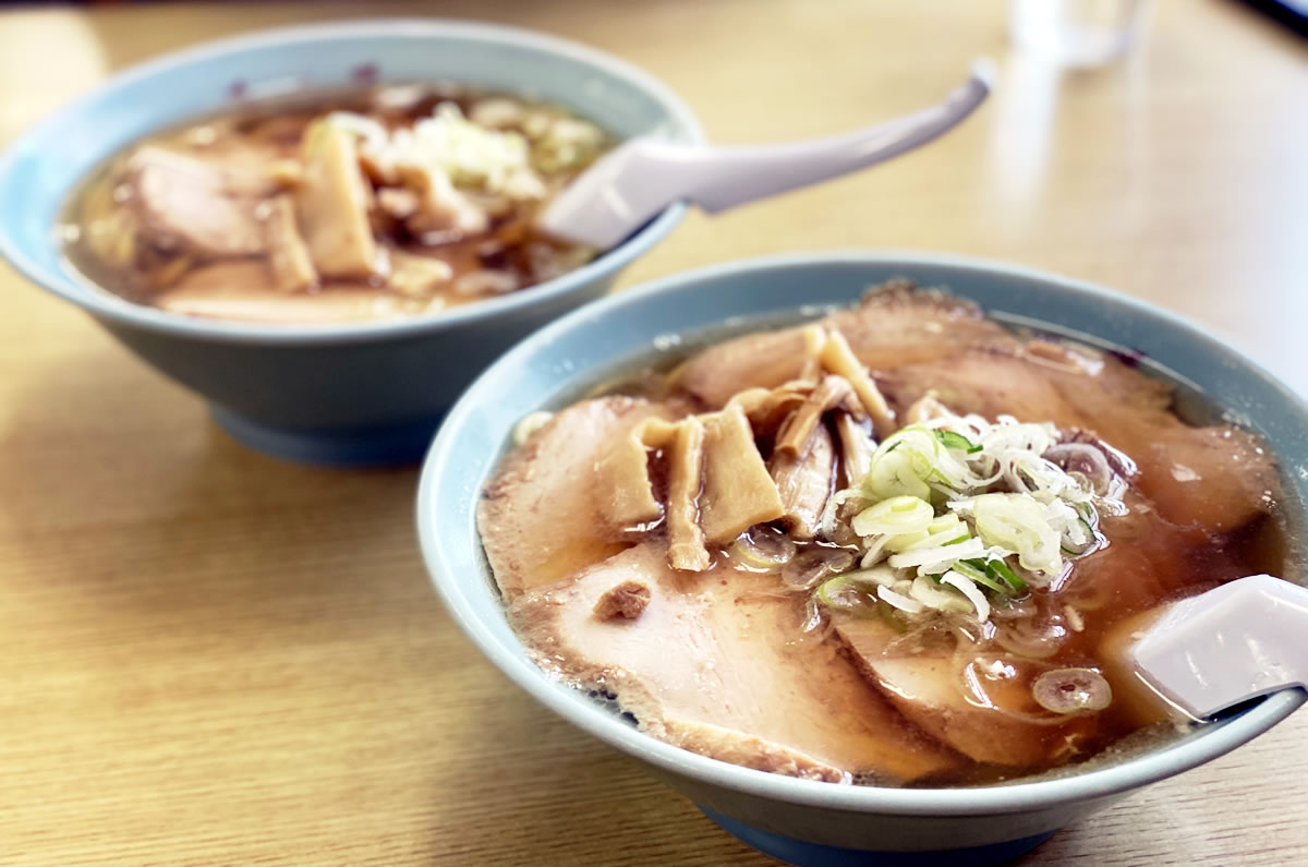 チャーシューメン（手前）と普通のラーメンを注文