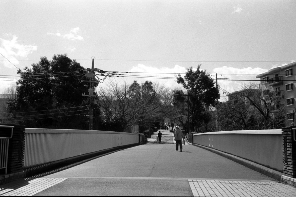 チクテベーカリーがあるのは団地のど真ん中｜Rollei 35S + MARIX 400