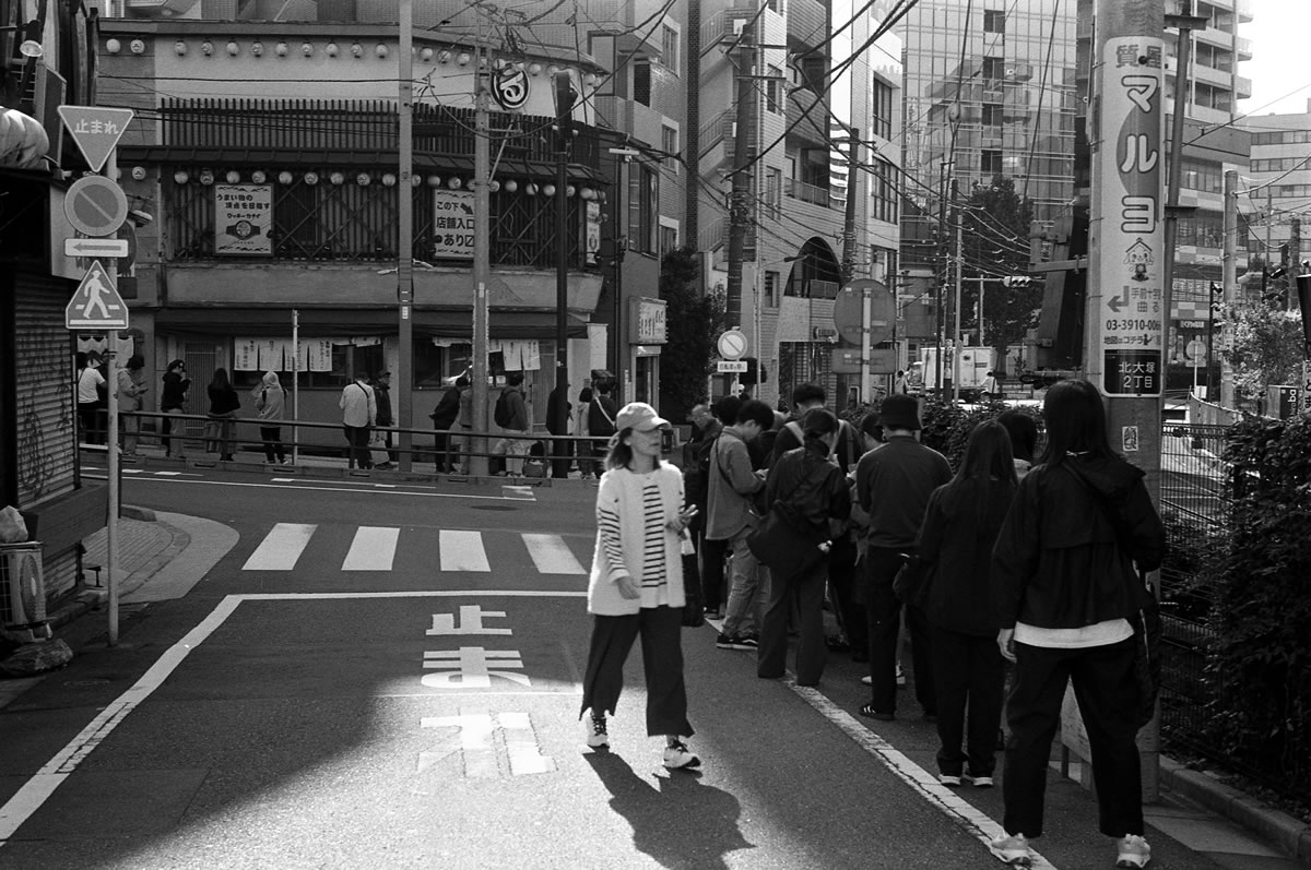 開店から30分足らずでこの大行列｜Leica M5 + SUMMILUX-M f1.4/50mm ASPH. + Marix 400