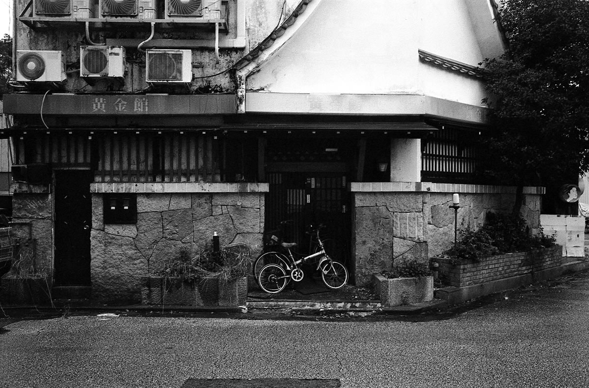 これは何のお店でしょう？｜Leica M5 + Summilux 35mm f1.4 + Marix 400