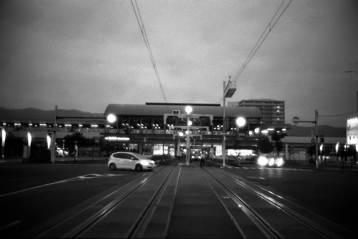 高知駅全景｜Leica M5 + Summilux 35mm f1.4 + Marix 400