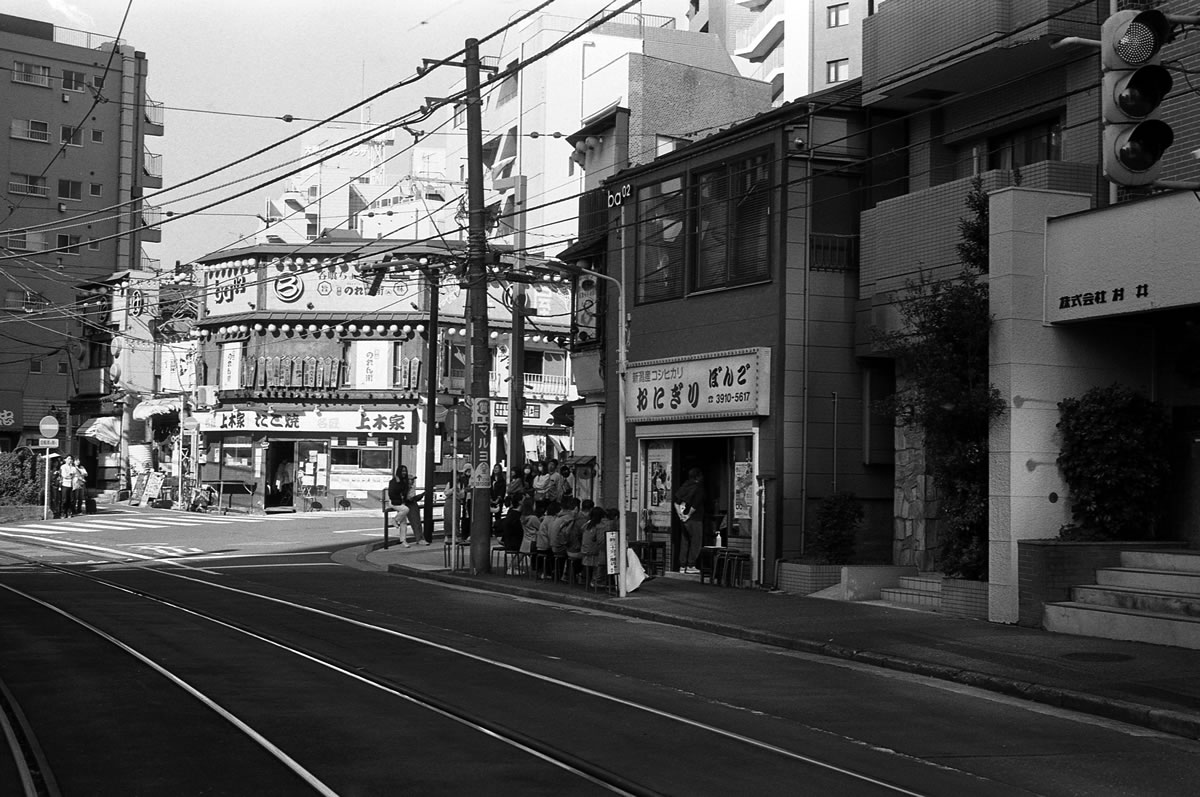 お昼を過ぎても行列は伸びるばかり｜Leica M5 + SUMMILUX-M f1.4/50mm ASPH. + Marix 400