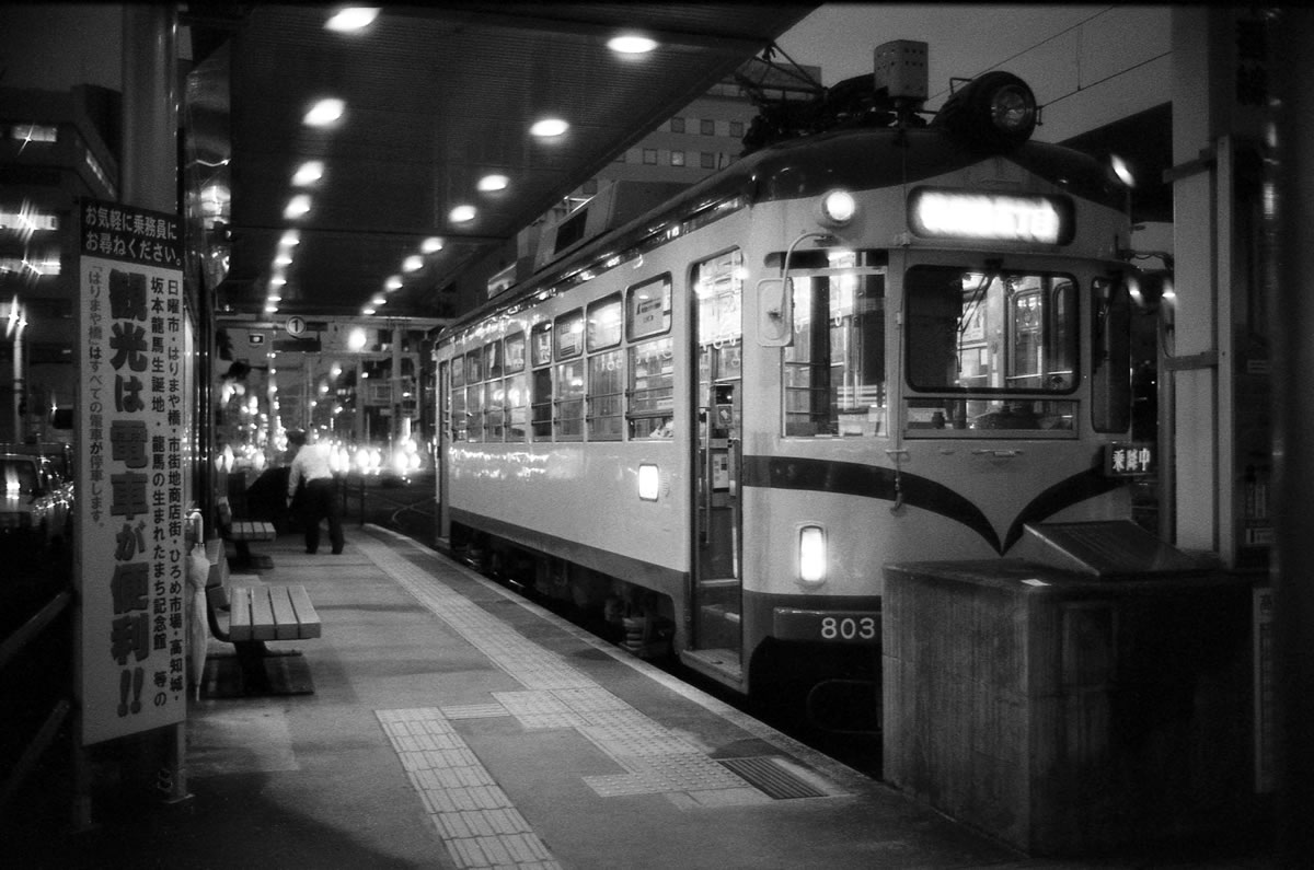 高知駅に到着｜Leica M5 + Summilux 35mm f1.4 + Marix 400