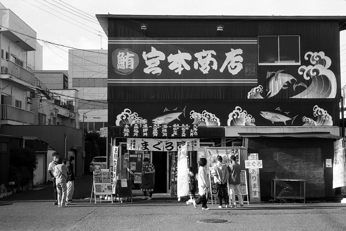 宮本商店は開店1時間前から大行列でした｜Leica M5 + SUMMILUX-M f1.4/50mm ASPH. + Marix 400