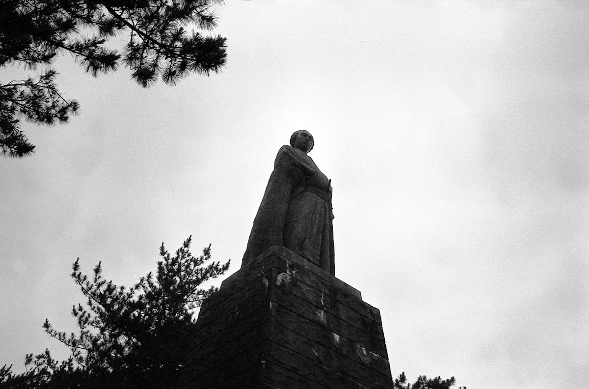 坂本龍馬像｜Leica M5 + Summilux 35mm f1.4 + Marix 400